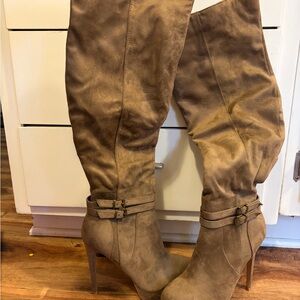Stylish Tan Knee-High Women's Boots